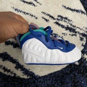 Nike foam posits size 2c